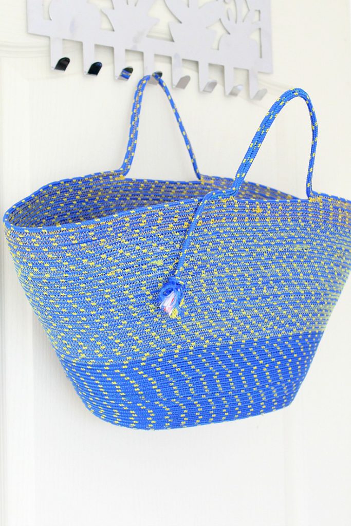 Rope Bag Tutorial http://theseamanmom.com/rope-bag-sewing-tutorial/